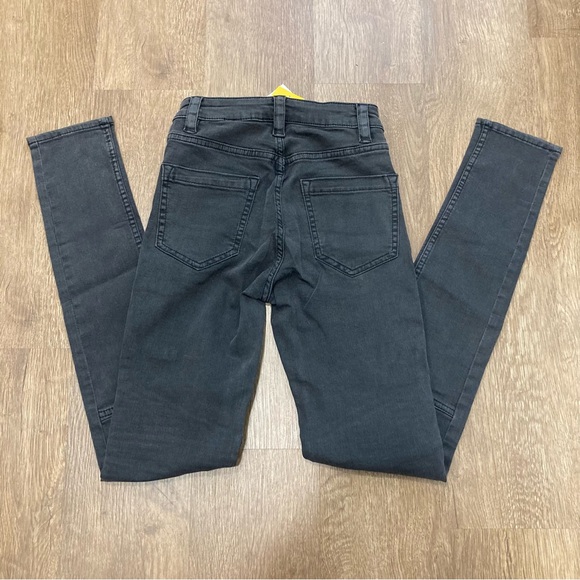 Divided H&M Women’s Charcoal High-Waisted Jeans Zipper Accent Moto Size 2 - Picture 3 of 15